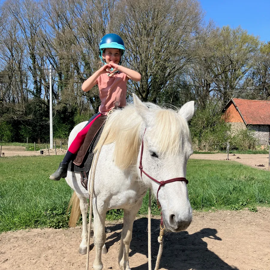 Kind te paard op een van onze lespony's
