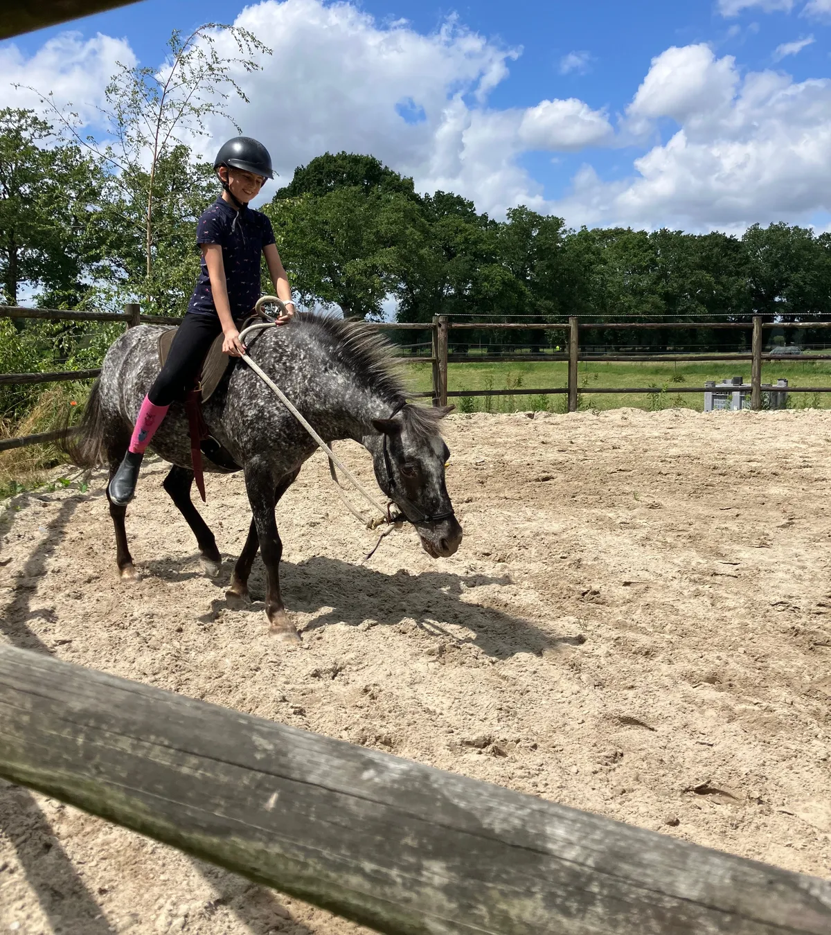 Kind dat vanuit verbinding met de pony leert rijden