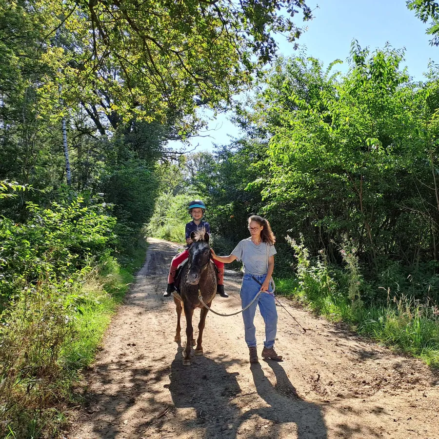 Samen op pad met de pony buiten het domein